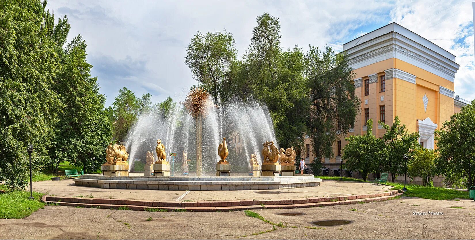 Ага базар логотип. Фонтан неделька алматы. Жк золотой квадрат алматы. Zoloto ресторан алматы. Район золотой квадрат алматы.