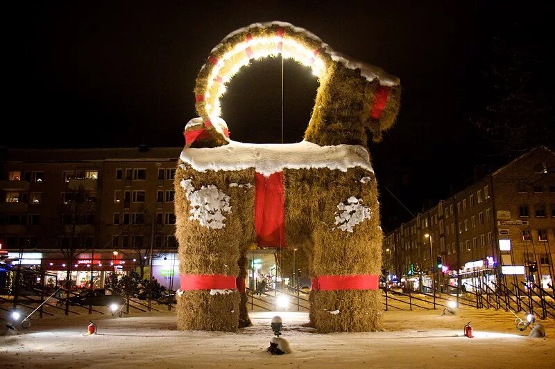 соломенный козел швеция. рождественский козел в швеции. евльский козёл швеция. сжигание соломенного козла в швеции. евле в швеции козел.