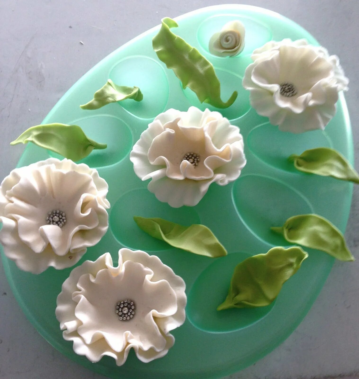 Сахарные цветы рецепт. Цветы из сахарной мастики мастер класс. Сахарные цветы. Сахарные цветы рецепт. Цветы из сахарной мастики.