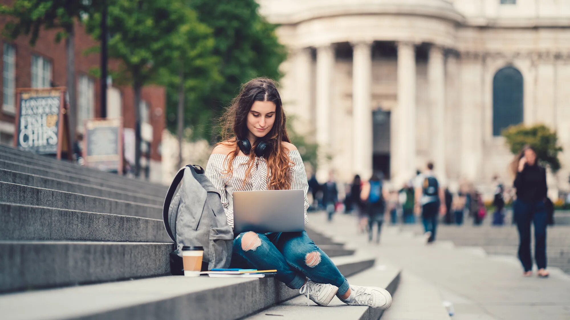 British student back photo. Портрет студентки. Учеба за границей. Счастливая студентка. Student abroad.