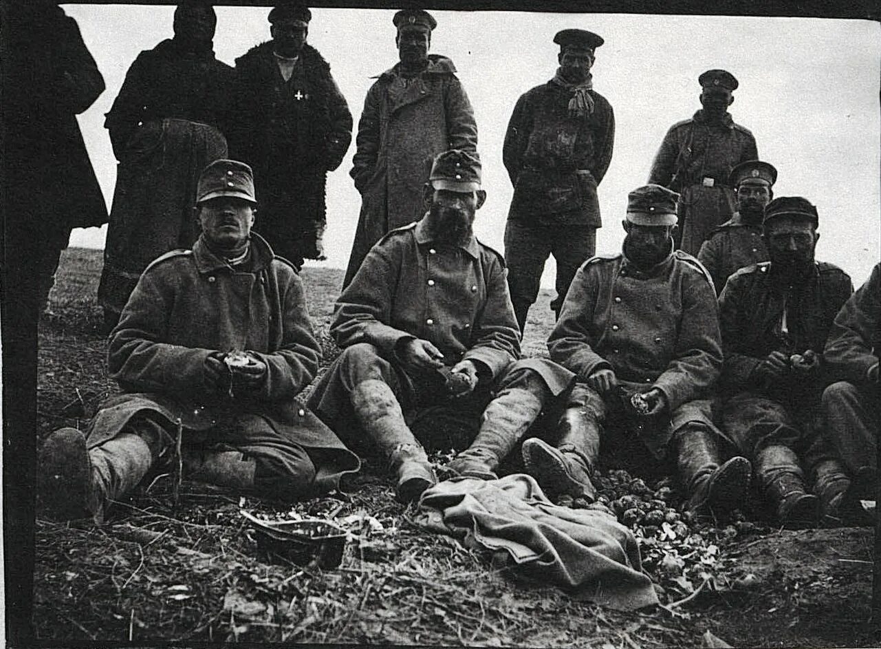 Лето 1941 г. Немецкие солдаты сдаются в плен 1945. Немецкие военнопленные. Расстрел советских военнопленных вов. Пленные русские в вов 1941-1945.