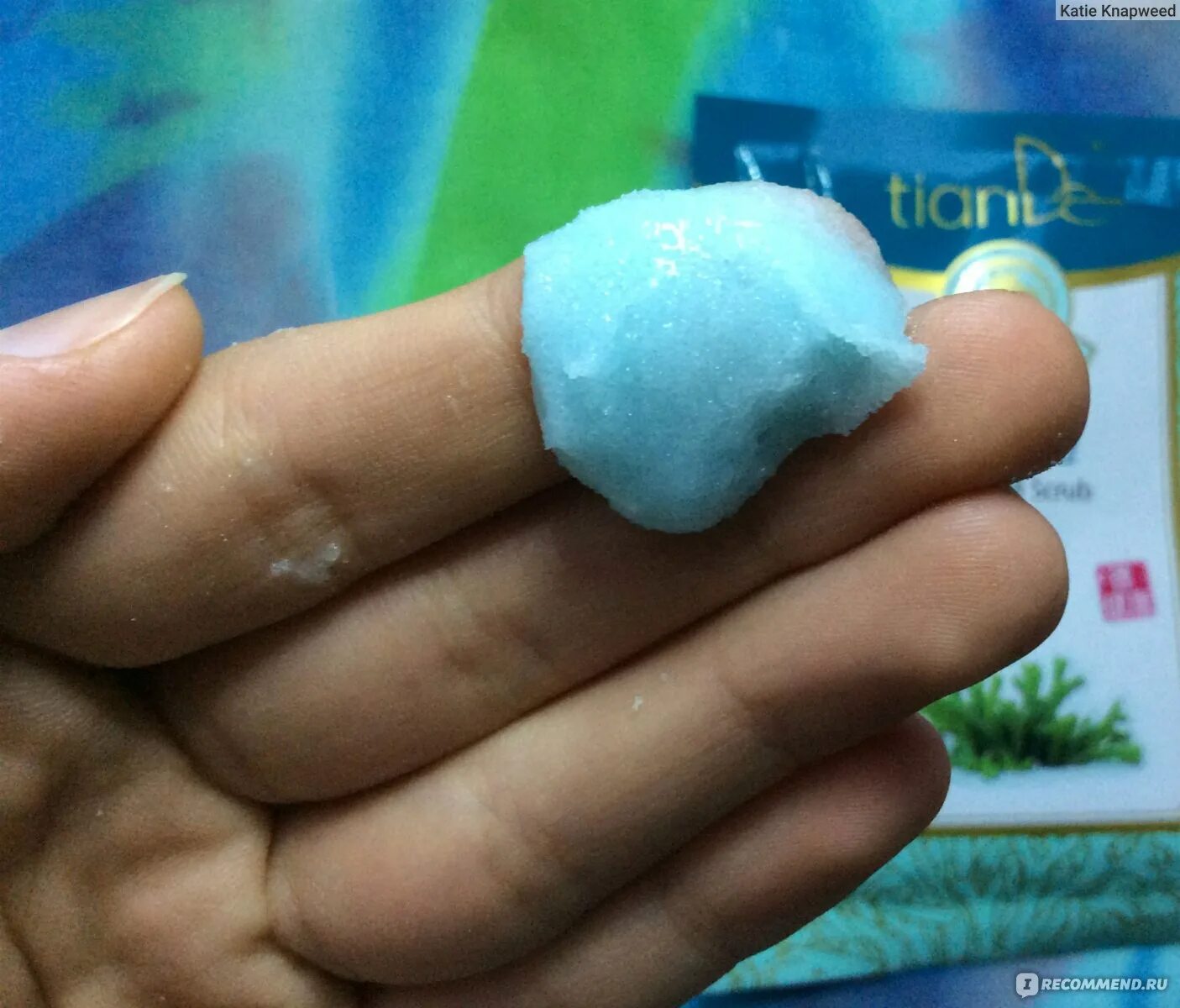 Затем смойте водой. Человек умывается. Затем смойте водой. Руки в холодной воде. Мытье рук.