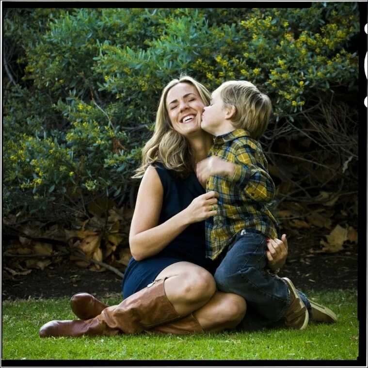 Mom love her son. Мамочка сынок отель. Мом son. Фотосессия со взрослым сыном. Кхан читтенден.