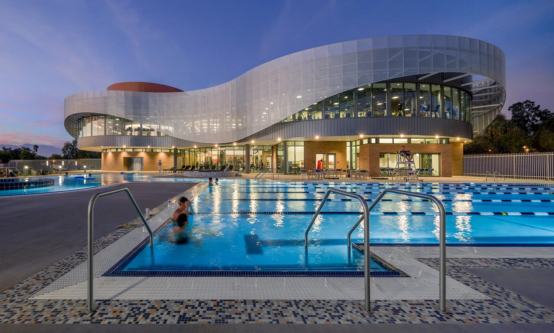 Спорткомплекс в Риверсайде, Калифорния. Спортивный центр с бассейном в Германии архитектура. Многофункциональный центр STADSHUISNIEUWEGEIN, Нидерланды. Фитнес центр здание арх Дейли.