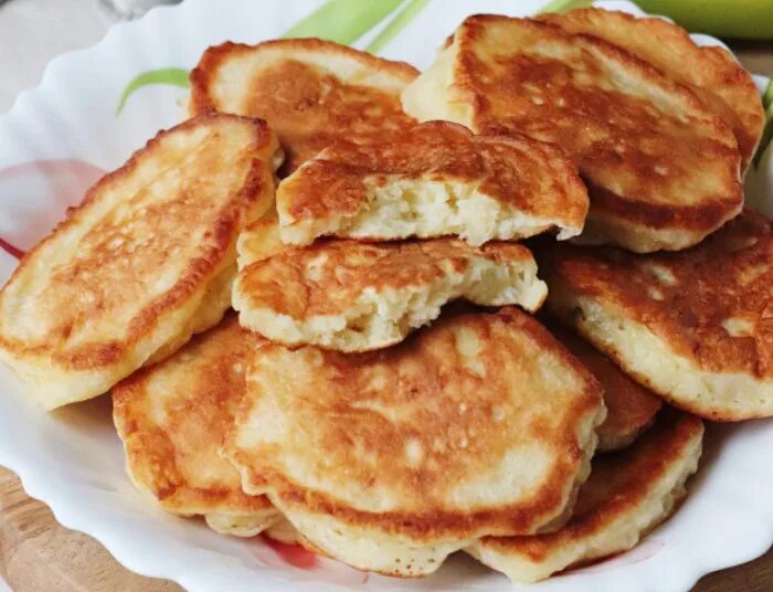 Оладьи на кефире с яблоками фото. Оладьи с яблоком и бананом на кефире.