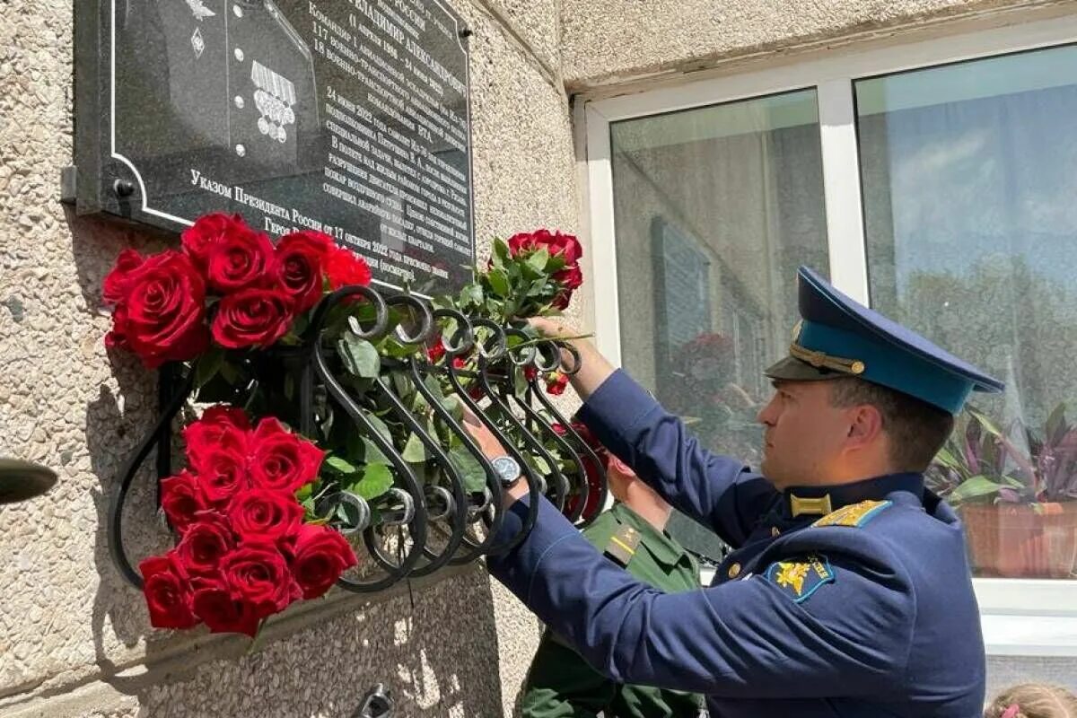 Мемориальная доска. Мемориальная доска памяти. Памятная доска на здании.