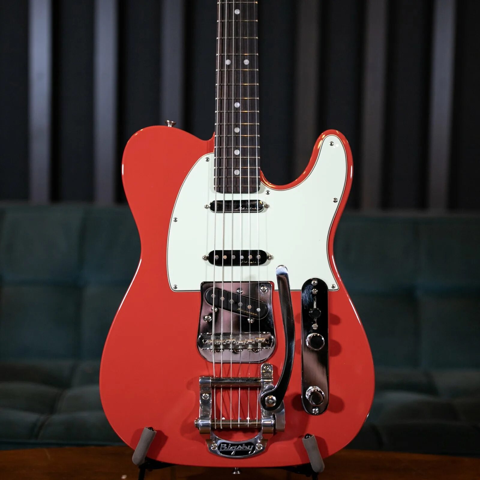 Гитара обзор. Fender telecaster красный. электрогитара fender deluxe nashville tele. электрогитара обзор. телекастер фото.