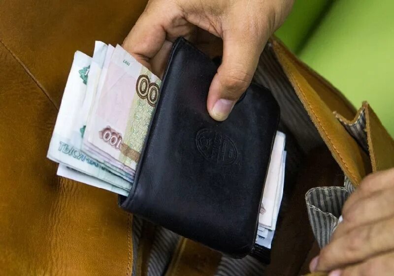 Вытащил кошелек из сумки. Ворует деньги из сумки. Украли кошелек. Кошелек с деньгами. Вытащил кошелек из сумки.