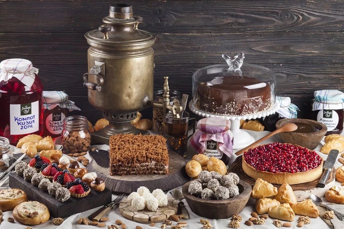 Что можно купить к чаю. Стол с самоваром и сладостями. Самовар на столе. Сладости к чаю. Русские сладости традиционные.