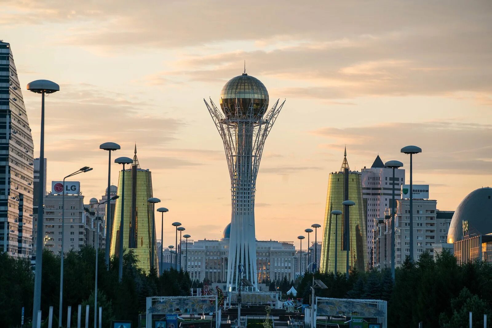 Астана написала. Архитектура нурсултана. астана сити. астана столица казахстана здание-шар. башня солнца нур султан.