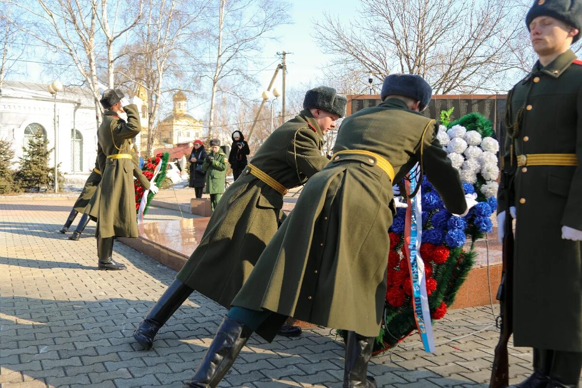 Возложение цветов 23 февраля. Защитники отечества красноярск телефон. Защитники отечества красноярск телефон. Защитники нашей родины. Защитники нашей родины.