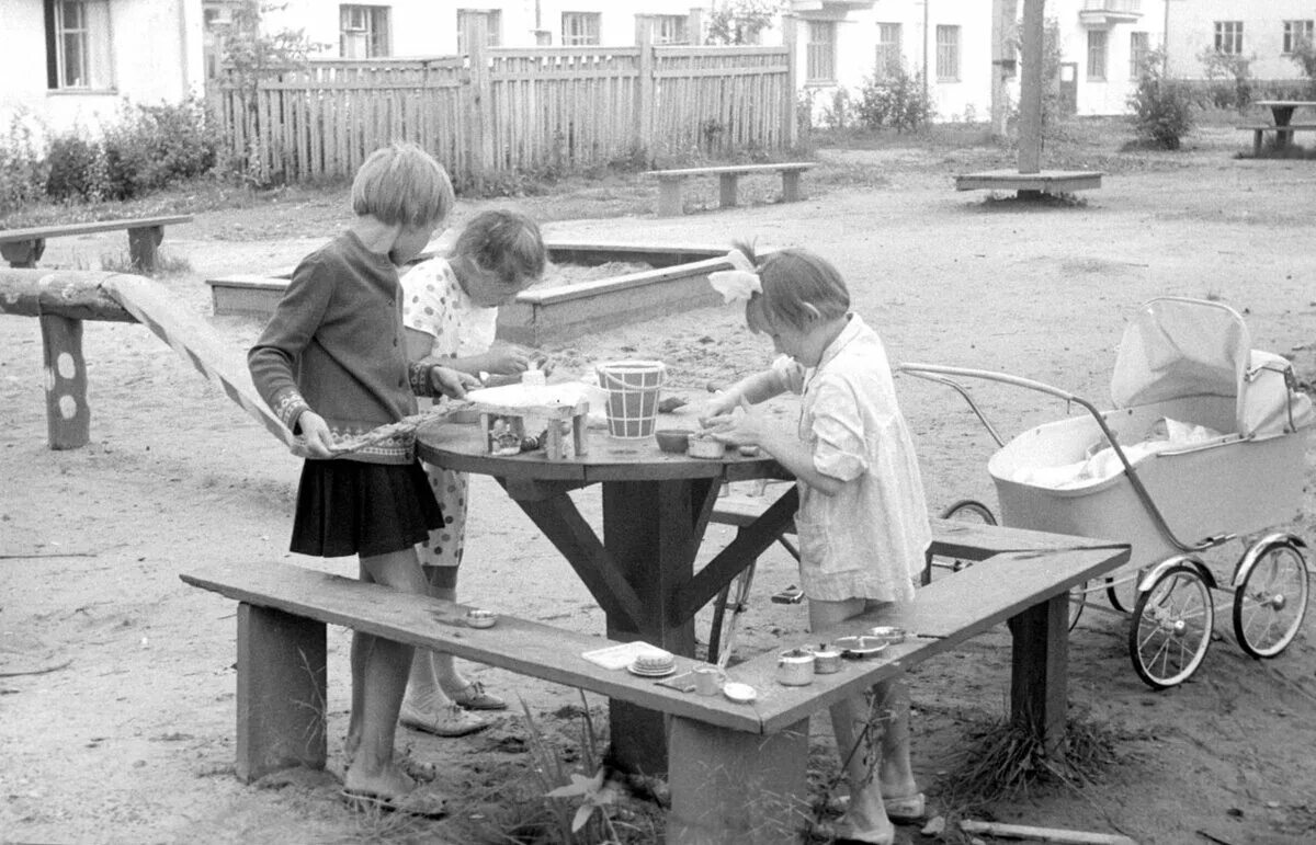 В 1980-х минчане устраивали праздники во дворе - нашли людей со старых фото