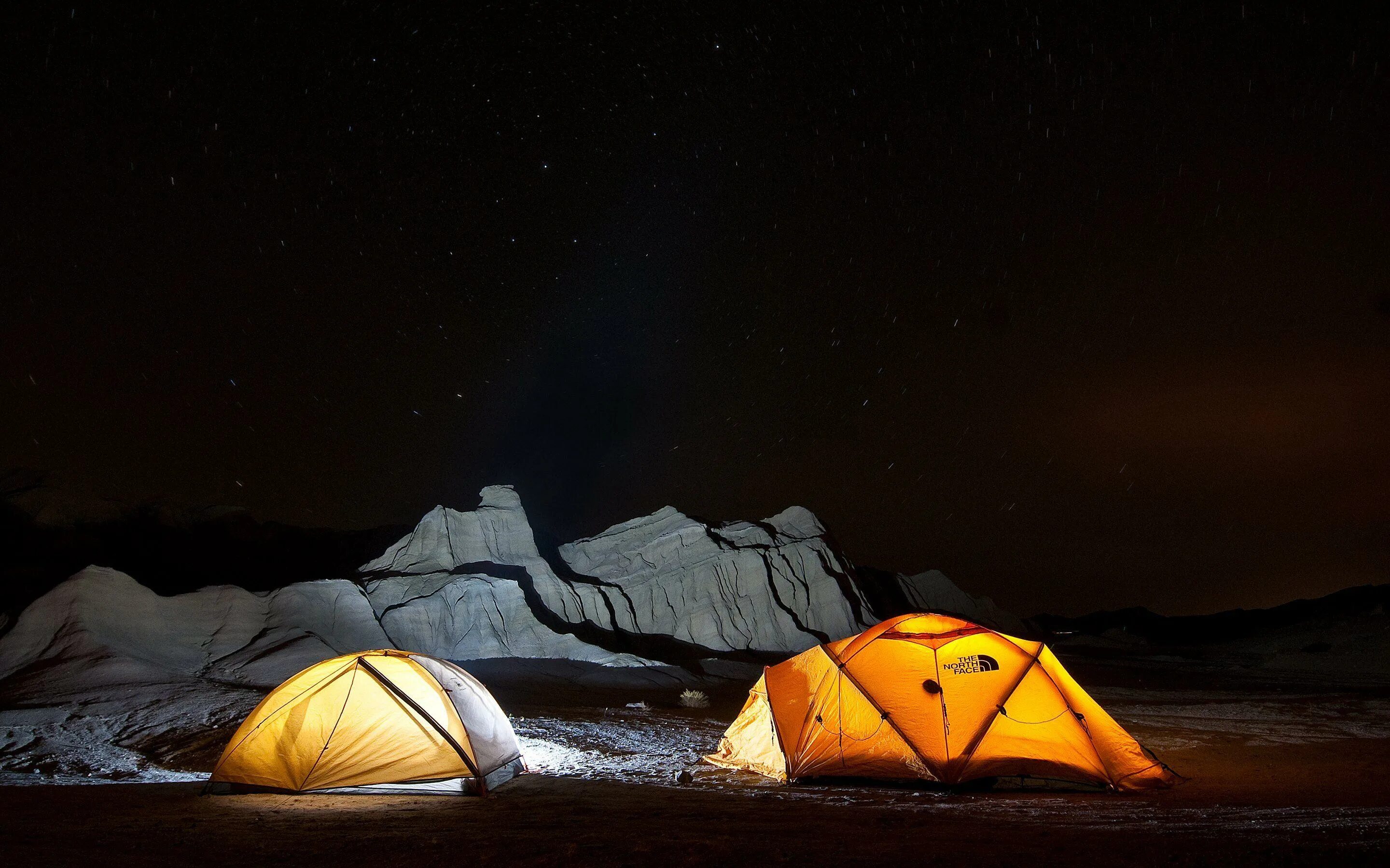 Sky camping. Палатка виндовс 10. Палатка в горах. Палатка в лесу. Палатка в горах ночью.