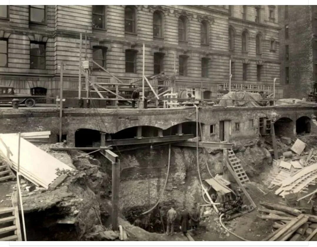 Почему скрывают историю. Раскопки les Halles Париж. Потоп 18 века откопанные здания. Москва потоп 18 века. Труа де Холл, Париж, 1974 раскопки.