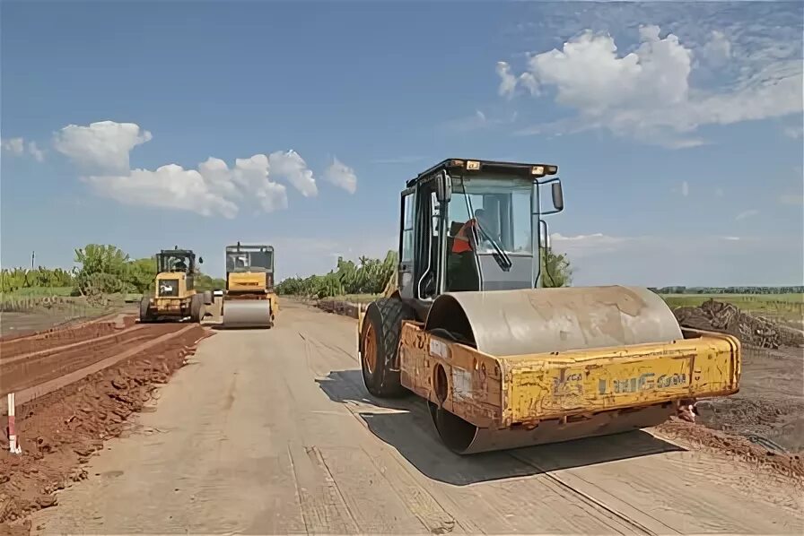 Уплотнение бульдозером. Уплотнение грунта укаткой. планировка гравийных дорог. уплотнение земляного полотна катками. машины для уплотнения земляного полотна.