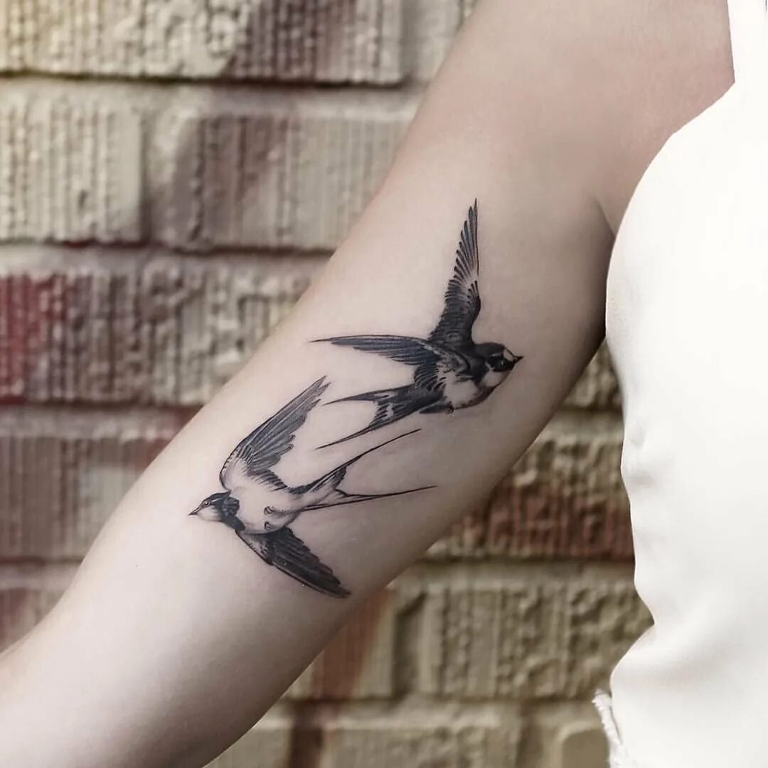 тату ласточка на руке для девушек. тату птицы на запястье. тату ласточка на запястье. тату ласточка. тату ласточки на руке.