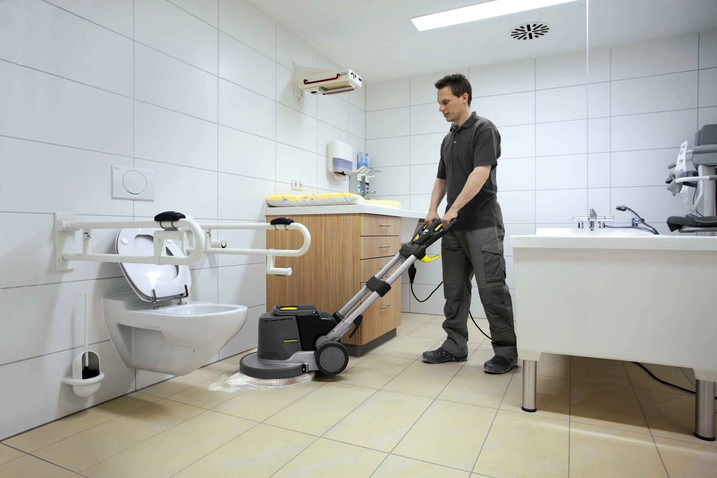 Поломоечная машина Karcher bds 43/150 c. Роторная машина для мойки пола Керхер. Однодисковая роторная машина Керхер. Керхер поломоечная машина для производственных помещений.