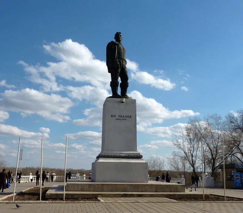 Г оренбург чкалова. Чкалов памятник Оренбург. Памятник Валерию Чкалову в Оренбурге. Памятник Чкалову Оренбург на Советской.