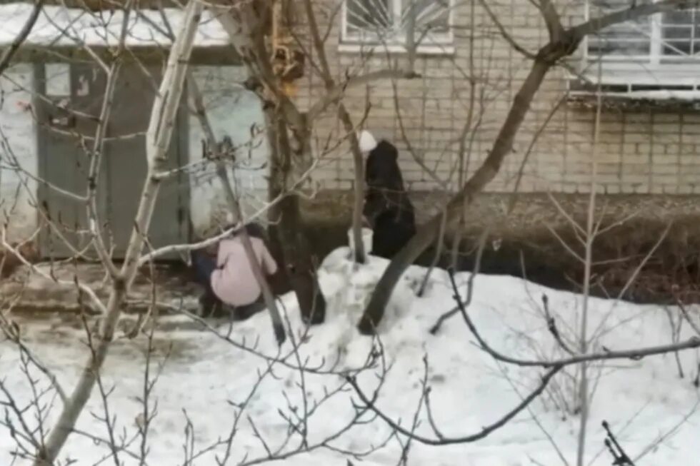 Нет воды в Ленинском районе Саратова сегодня. Износилвани девушку Кирзиз на улице на снега. Почему нет воды в пролетарском