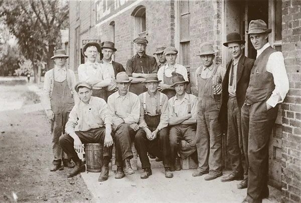 Working class families. Рабочий класс в сша. в австралии рабочий класс. фото working class. рабочий класс и неомальтузианство.