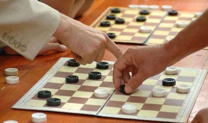 Шашки подарочные 64 клетки из ореха и бука - купить в интернет-магазине по низко