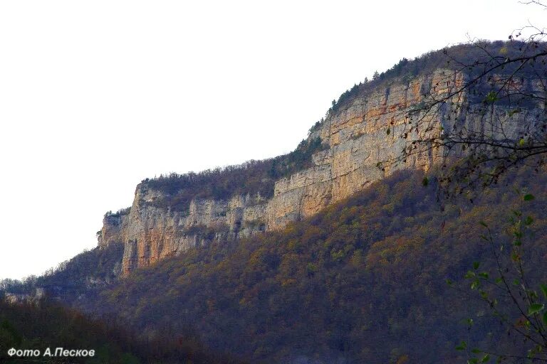 File:Гора Ленина. Вид из ущелья.jpg - Wikimedia Commons