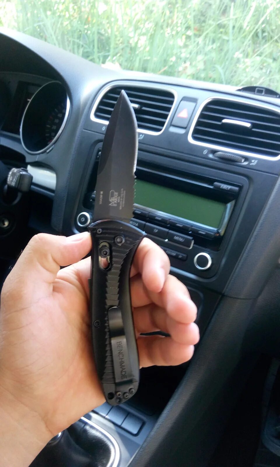 Средства самообороны в машине. Автомобильный аварийный нож. Автомобиль с оружием. Тайник для оружия в автомобиле. Разрешенные ножи в машине.