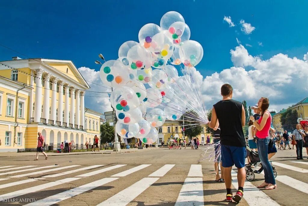 18 00 на площади. Праздник в городе. С днем города. Праздник города шары. День города в городе праздник.