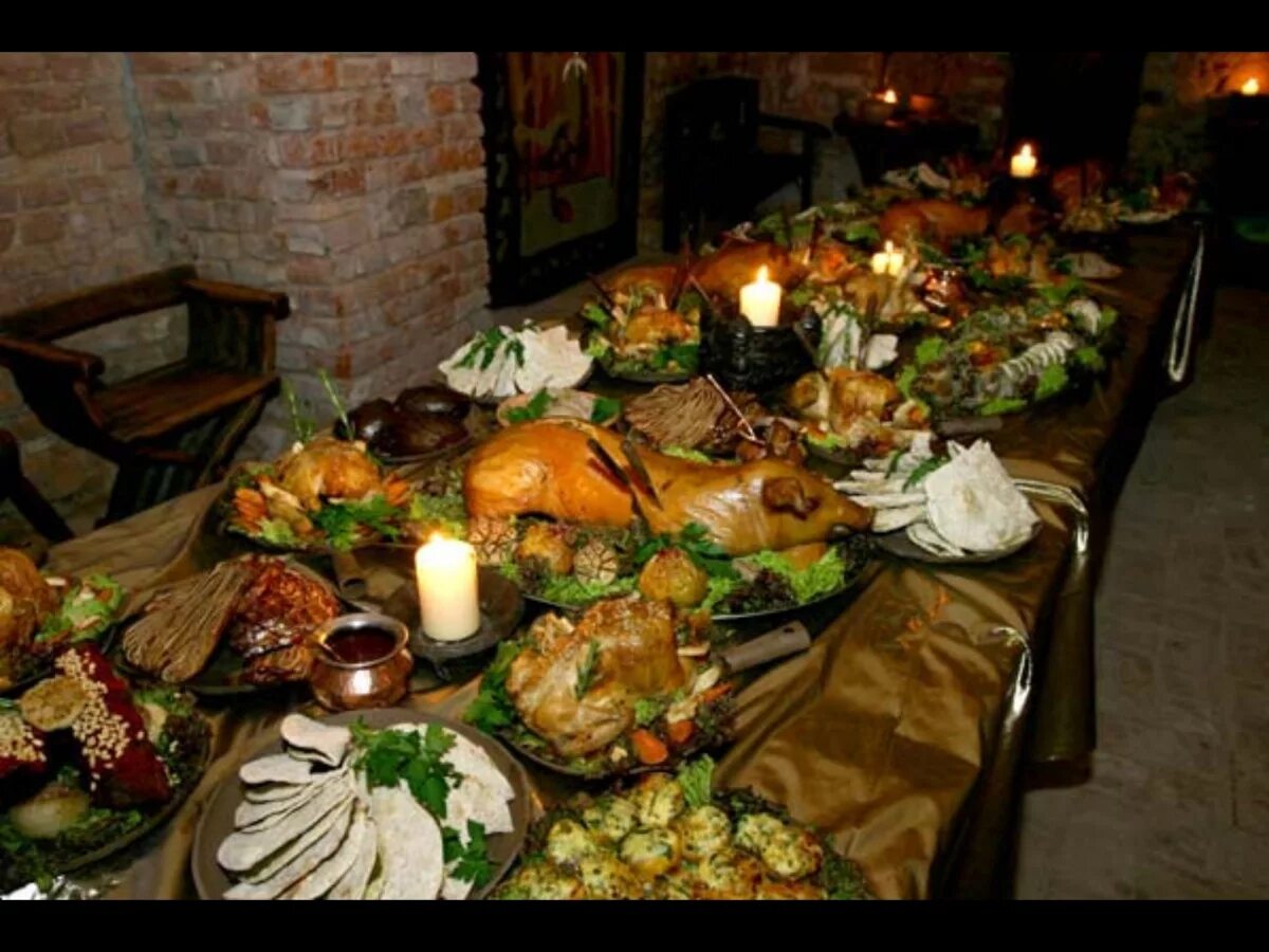 Явства как правильно. Богатый праздничный стол. Царский стол с едой. Средневековый стол с едой. Праздничный стол в средневековом стиле.