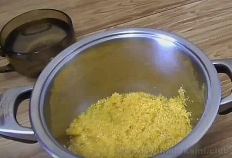 Каша кукурузная в кастрюле на воде
