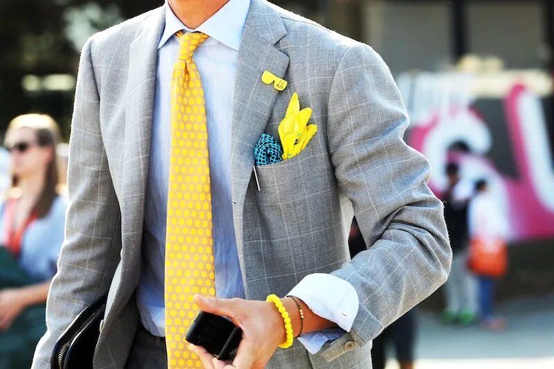 Мужские аксессуары раскладка. Мужской стиль с пиджаком. Серые аксессуары мужские. Сумка под пальто мужское. Аксессуары делового мужчины.