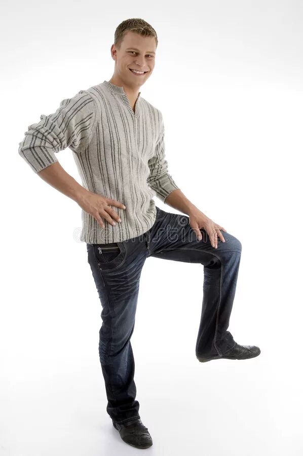 Мужчина стоит скрестив ноги. Парень облокотился на стену. Стоит опираясь на ногу. Ноги стоя. Человек сидя.