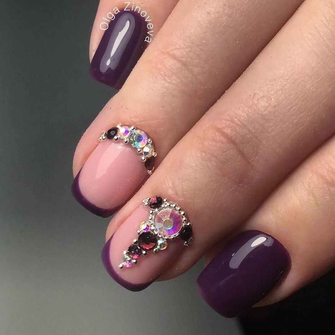 фиолетовый маникюр. яркий маникюр со стразами. маникюр фиолетовый с розовым. яркий маникюр со стразами. фиолетовый маникюр.