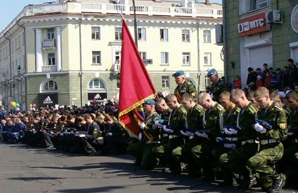 Перед знаменем. Школа мужества ангарск 9 мая. парад ко дню победы в ангарске. парад в ангарске 9 мая 2025. преклонение перед знаменем.