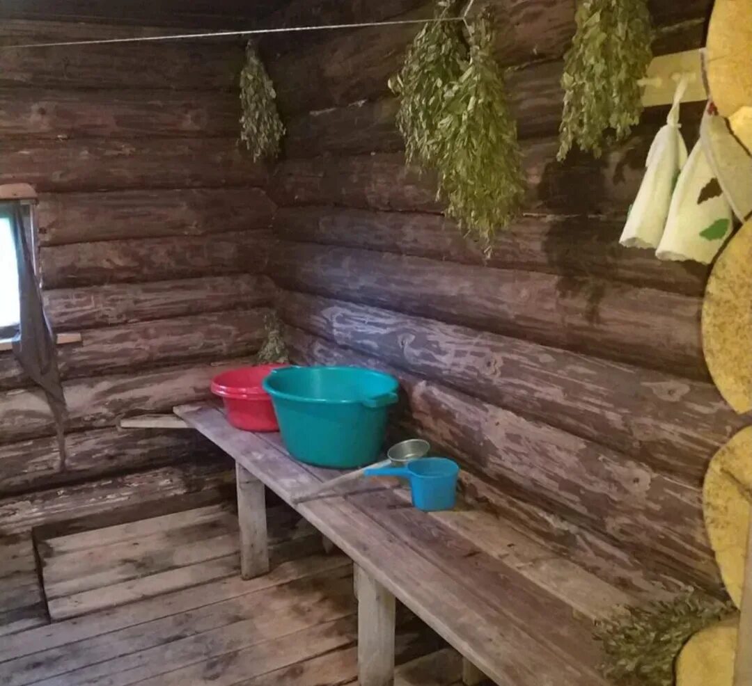 Баня в деревне. Артель данила макар и братья отделка помывочной. Деревенская баня. Традиционная русская баня. Древние русские бани.