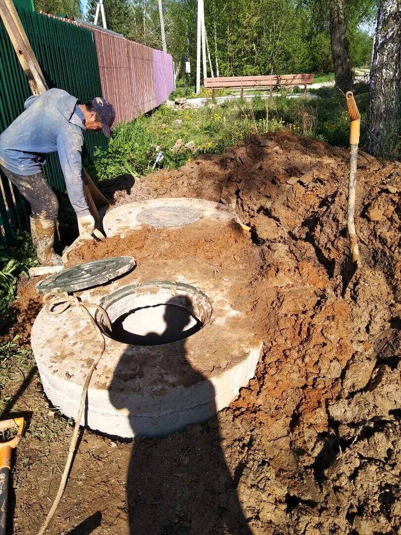 Копка колец. Копка ям колодцев траншеи. Копка канализационных колодцев. Копка колодцев. Копка шамбо вручную.