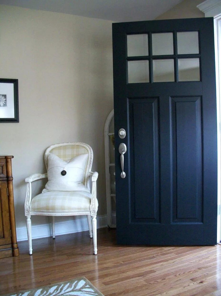 Приснилась дверь в квартиру. Крашеные двери в интерьере. Черная деревянная дверь. Черная входная дверь в интерьере. Цвет деревянных дверей в интерьере.