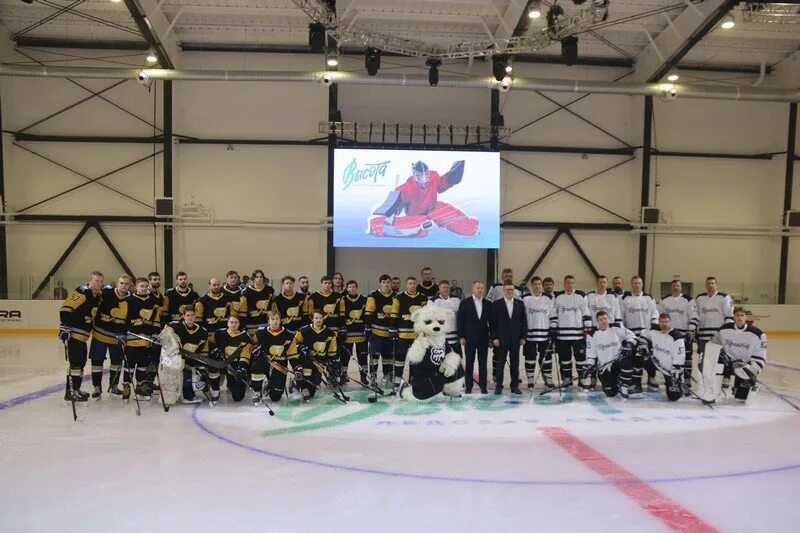 Озерск академия высота. Ледовая арена здание. Ледовый дворец высота озерск. Директор ледовая арена сатка. Высота озерск открытие ледовой академии.