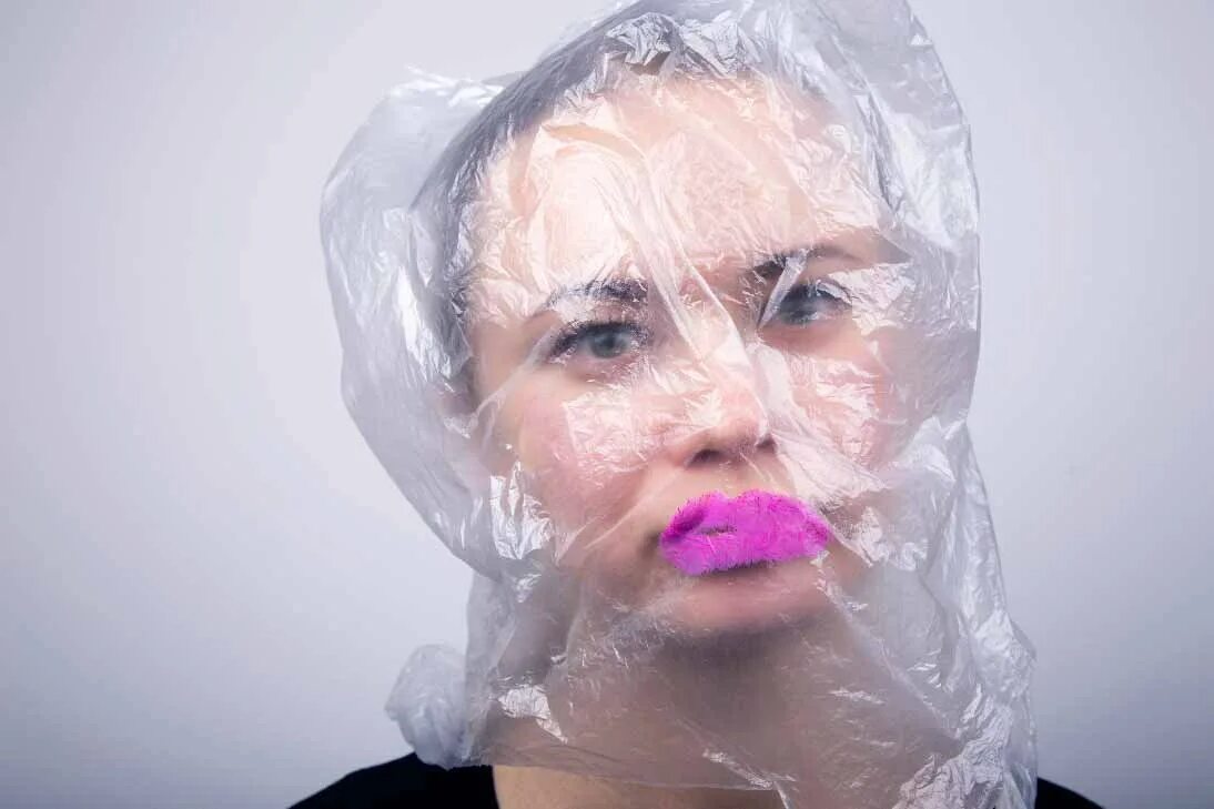 Человек с целлофановым пакетом на голове. Полиэтиленовый пакет на голове. Человек полиэтилен. Пакет в руке. Пакет с пакетами.