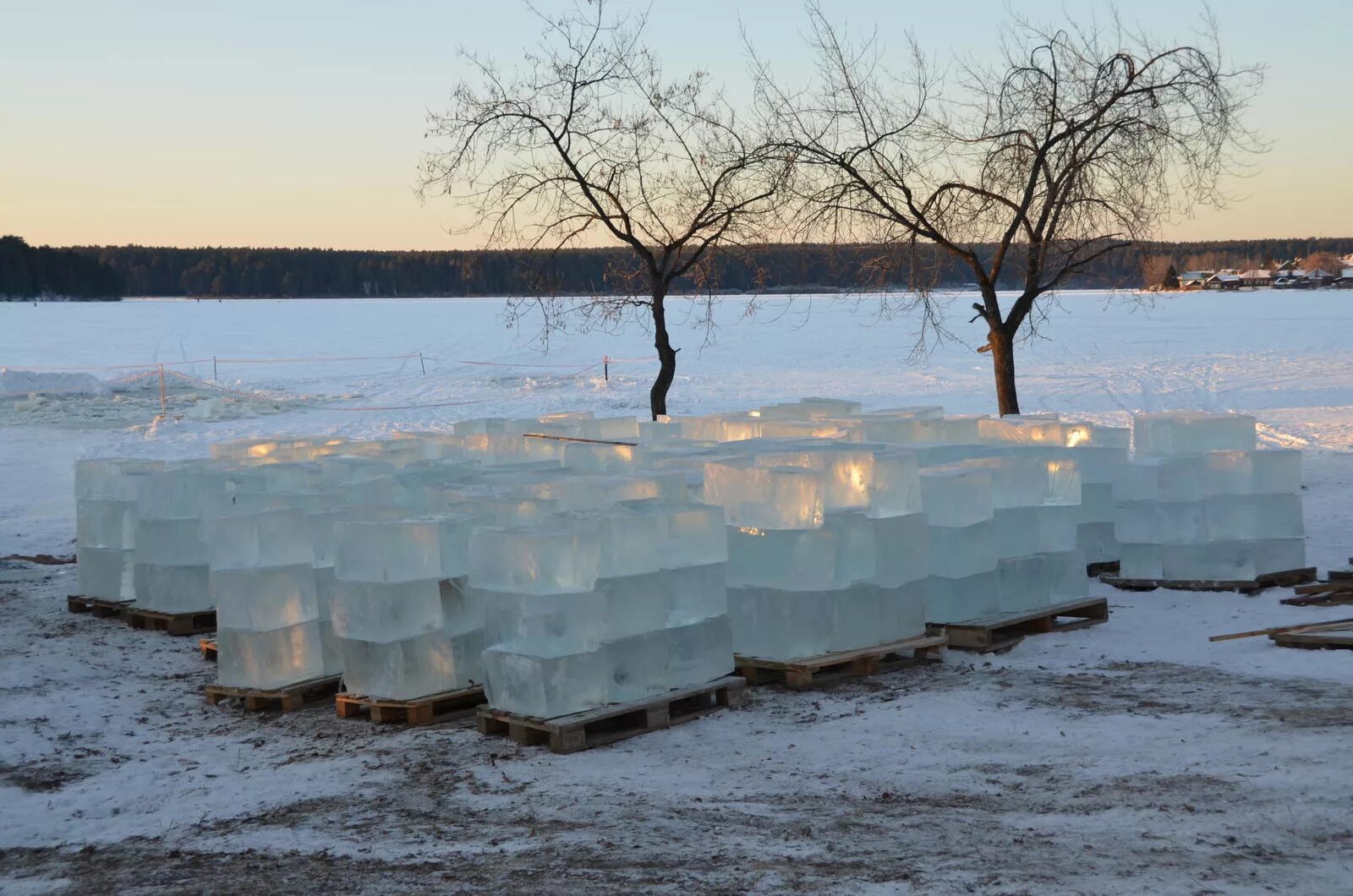 Заготовка строительного льда. Лед для питья в якутии. Заготовка льда. Лёд для строительства дома. Таяние вечной мерзлоты в якутии.