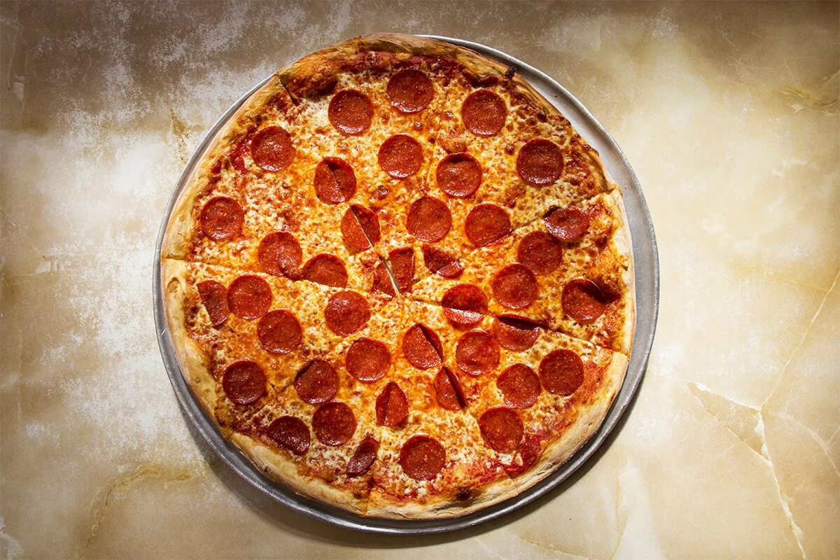 Пошаговый рецепт пиццы пепперони. Пепперони. Пицца пепперони. Пицца пепперони классическая. Пицца двойная пепперони.