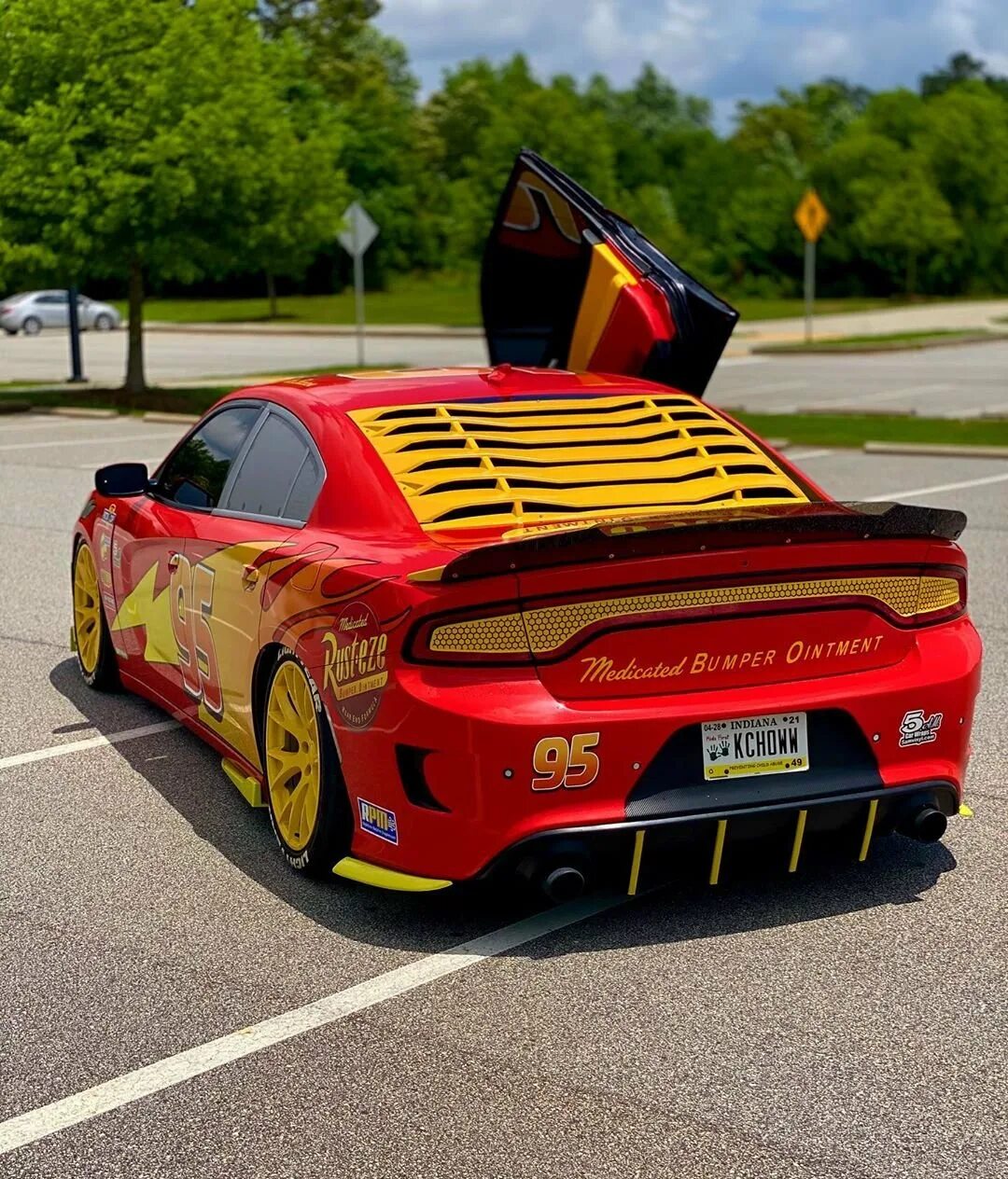 Включи ну машины. Додж Чарджер 2021. Lightning MCQUEEN dodge Charger. Lightning MCQUEEN dodge Charger 2021. Гоночный Додж Челленджер.