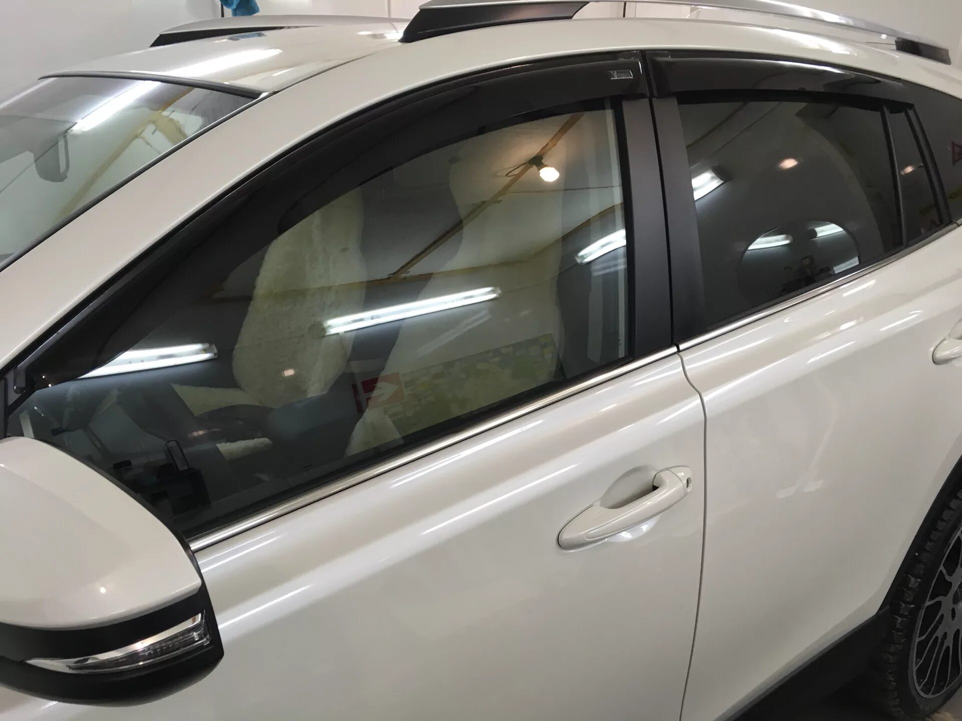 Установить ветровики на автомобиль. Дефлекторы Alvi Toyota RAV 4. Дефлекторы окон Тойота рав 4 2018. Ветровики (дефлекторы боковых окон) Toyota Prius zvw30. Дефлекторы окон рав4 30.