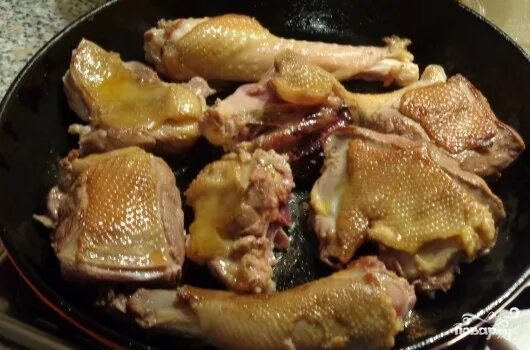 Гусь жареный на сковороде кусочками рецепт. Утка жареная на сковороде. Жареная утка на сковороде кусочками. Утка кусочками в духовке. Утка на сковороде кусочками.