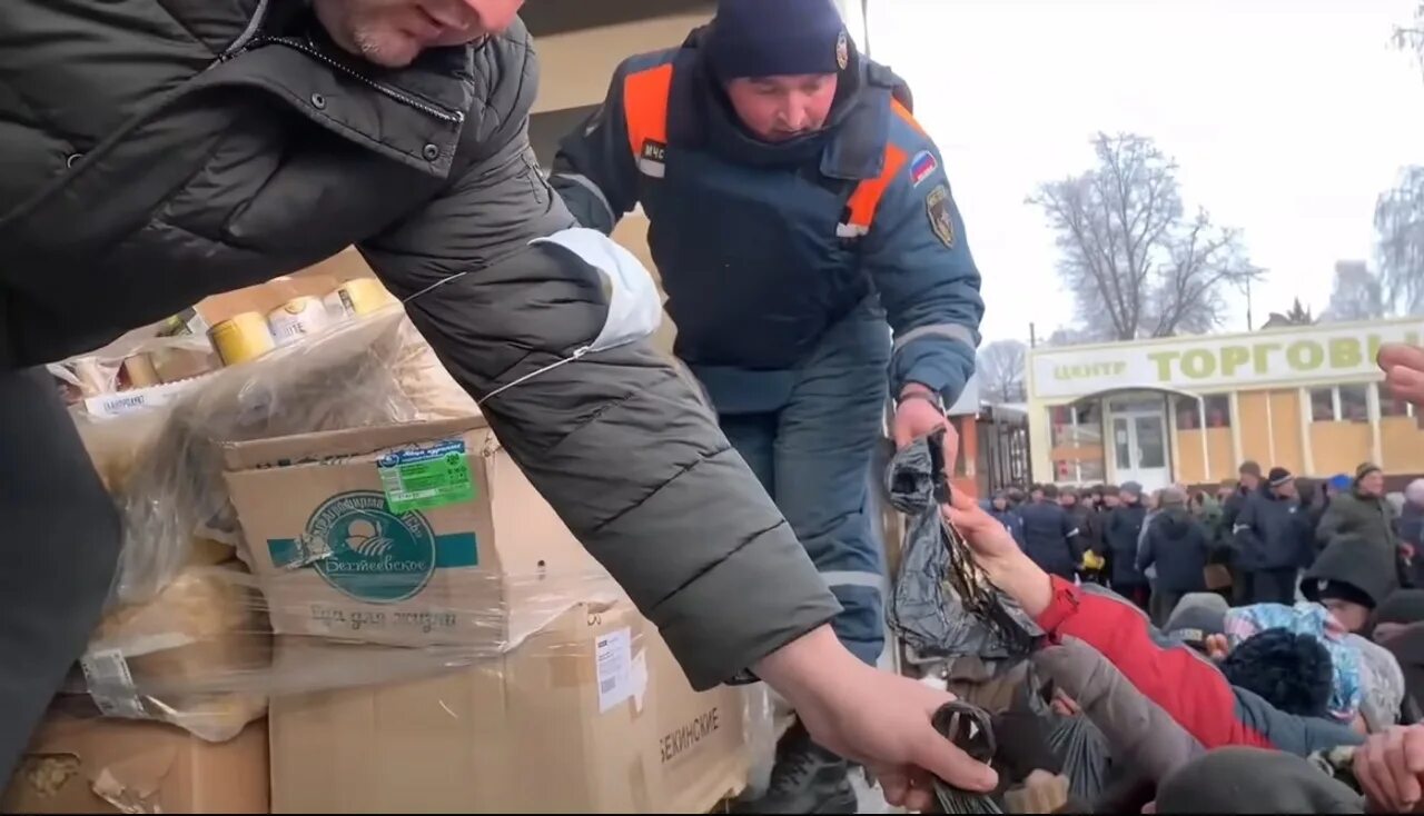 Украинский робот. Изюм харьковская область последние. Взрывы в харьковской области. Петровск 64 происшествия. Гуманитарная помощь жителям харькова.