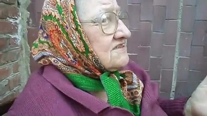 Видео бабка. Бабушка рассказывает про черта. Смешные видеоролик бабка. Бабка жжет про черта. Поёт бабушка в доме престарелых.