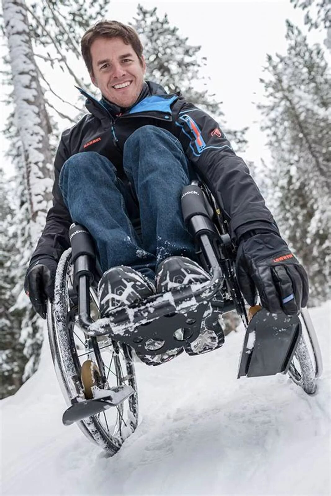Лыжи для инвалидной коляски. Лыжи для инвалидной коляски wheelblades s. инвалидная коляска для зимы. инвалидная коляска в снегу. лыжи коляска для инвалидов.
