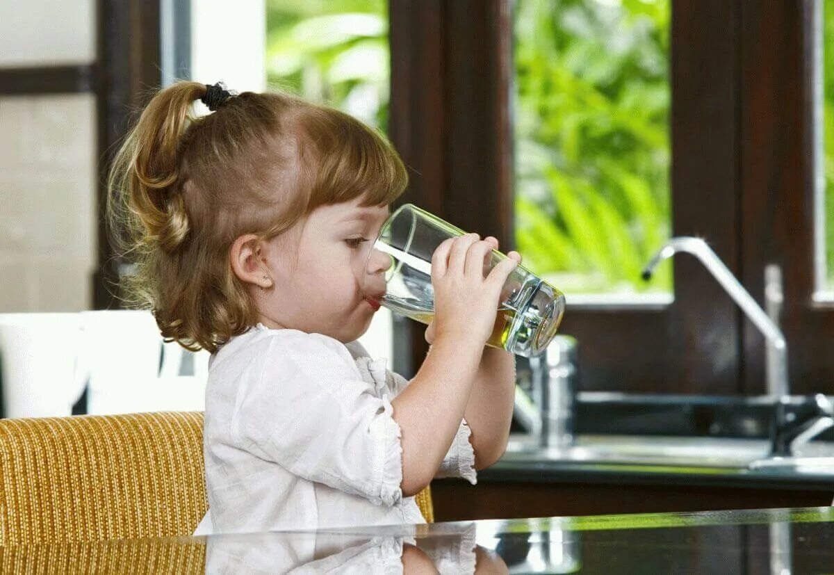 Включи девочка воды. Ребенок пьет воду. Ребенок пьет чистую воду. Ребенок со стаканом воды. Девочка пьет воду.