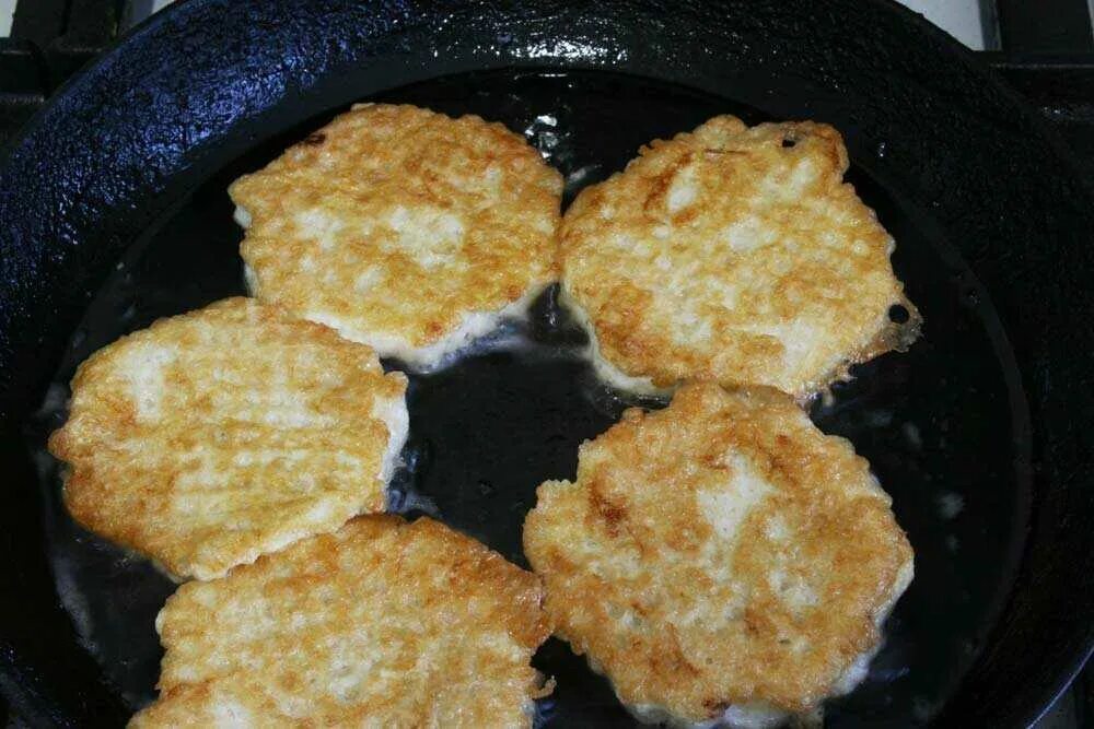 Закуска с вафельными коржами. Вафельные коржи с фаршем. Ленивые беляши на скорую руку. Мясо в вафельных коржах. Фарш в вафельных коржах в кляре на сковороде.