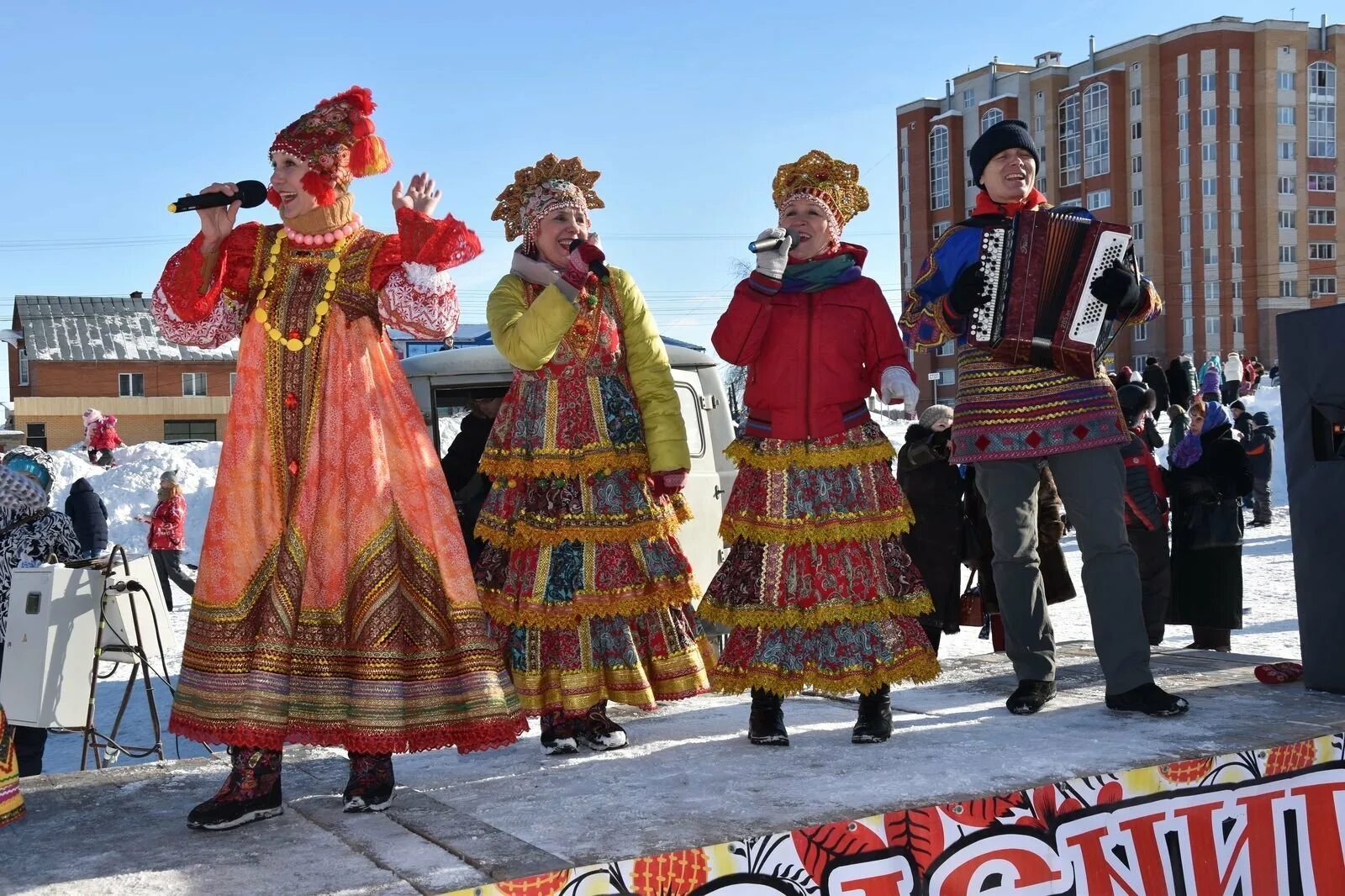 Костюм Масленицы. Костюмы на Масленицу народные. Русские костюмы на Масленицу. Праздничные народные гулянья. Народная музыка на масленицу без слов